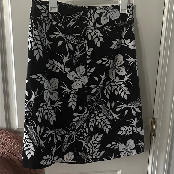 H&M Dresses & Skirts - H&M Pencil Skirt Floral Black & white womens size 8